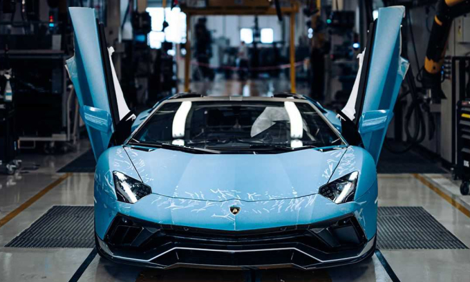 Siêu xe Lamborghini Aventador cuối cùng xuất xưởng - kỷ nguyên V12 kết thúc